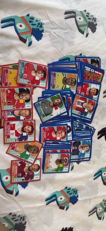 Panini FIFA World Cup 2026  147 azules , 8 rojas y 9 azules repetidas.total 164
