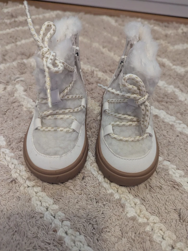 EUC H&M warm lined baby girl boots sz 18/19 2.5-3.5c Cream Gold Accents - Image 4 of 4