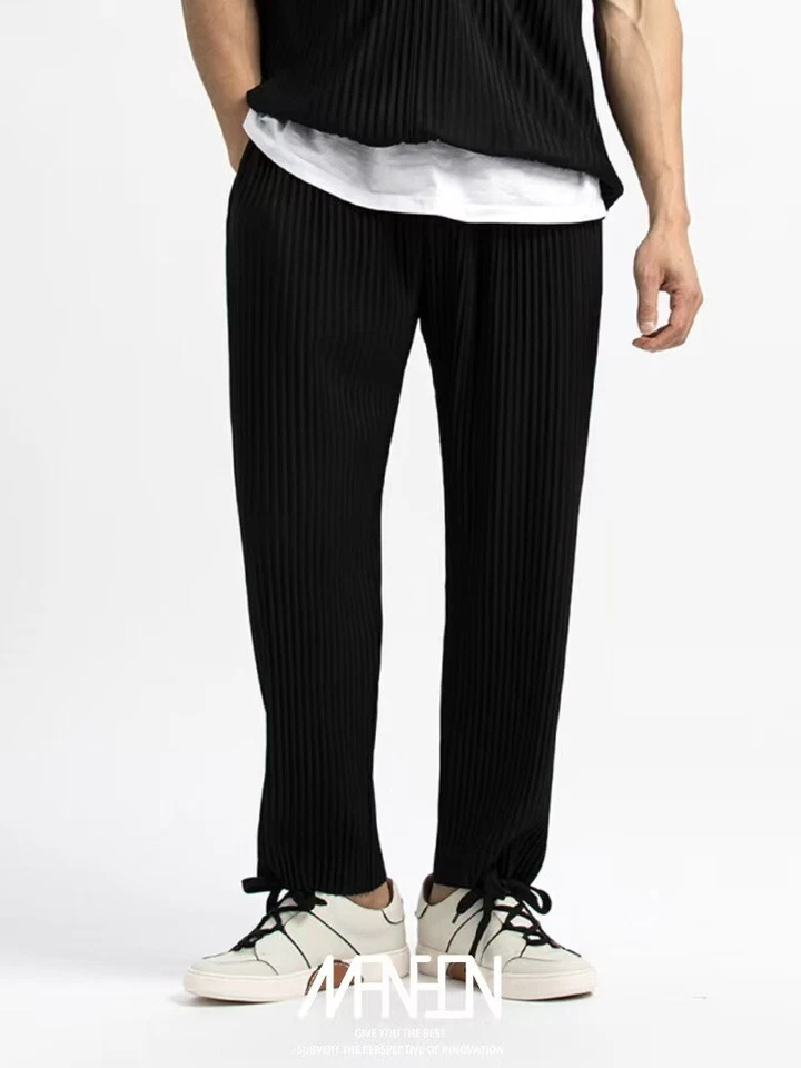 Pantalones informales negros de pierna recta plisados ISSEY MIYAKE para hombre Foto 3 de 4
