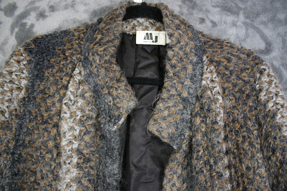 Antigo Casaco Feminino MJ Seattle Anos 70 Cor Neutra Listrado Mohair Longo Espanador Tamanho M/G - Imagem 3 de 4