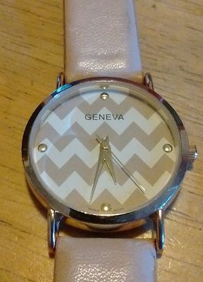 Montre Femme Vintage Geneva à Pierres - Boîtier 33mm, Bracelet Silicone, Nouvelle Pile, Occasion