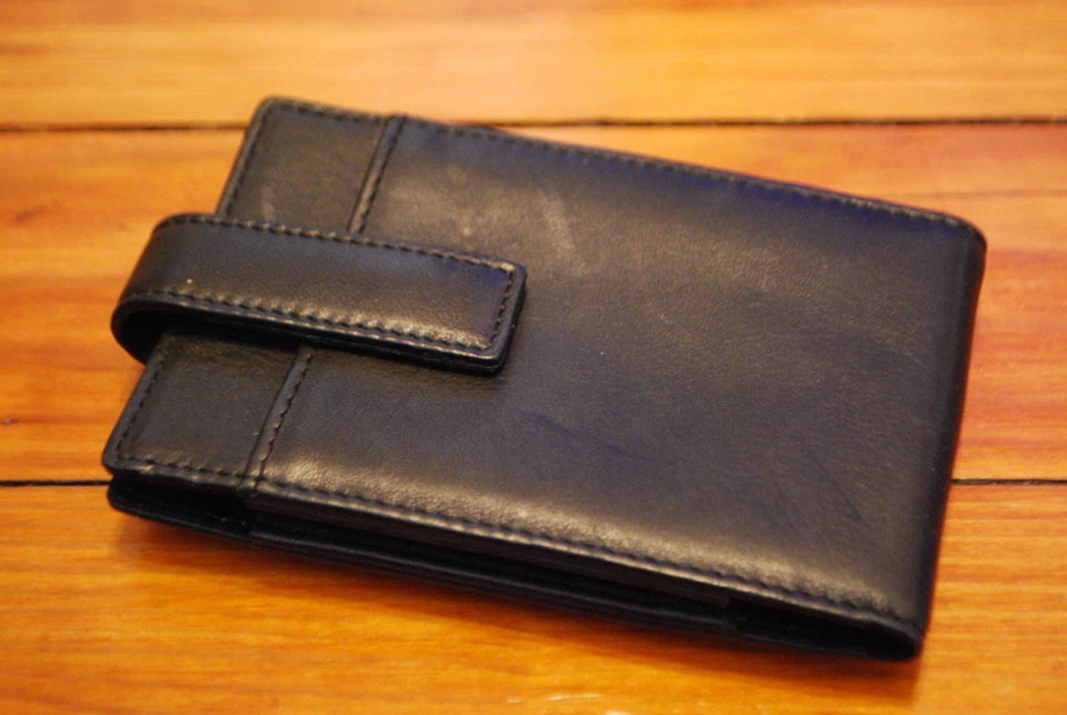 Funda de cuero negra con soporte para teléfono/identificación Lodis Foto 3 de 4