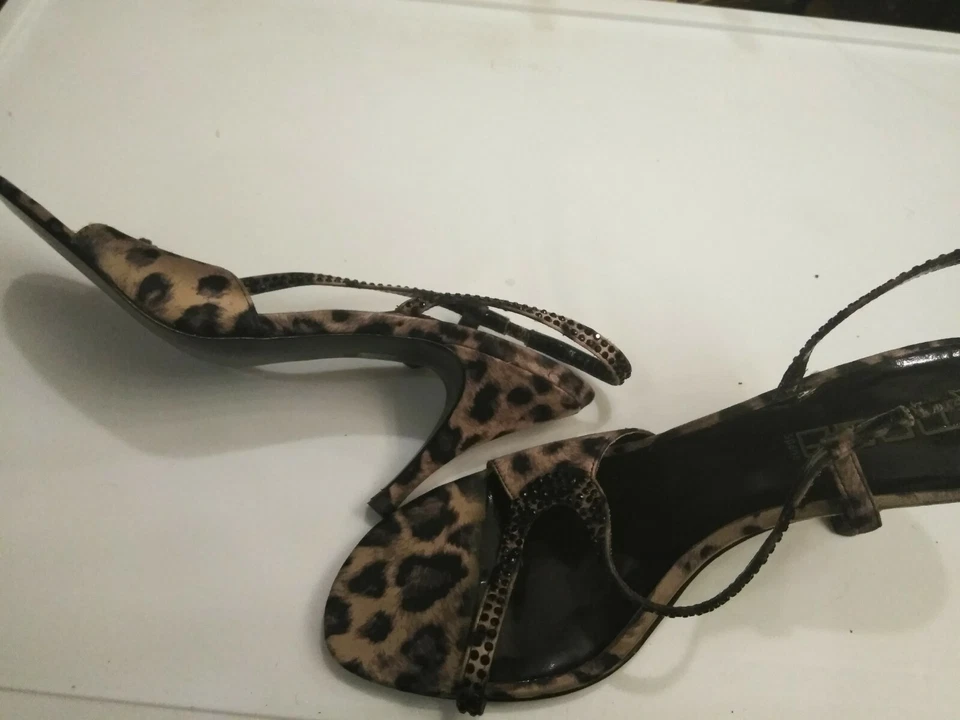 Sandalia Moda Spana estampado animal con tacón de gatito talla 8,5 Foto 4 de 4