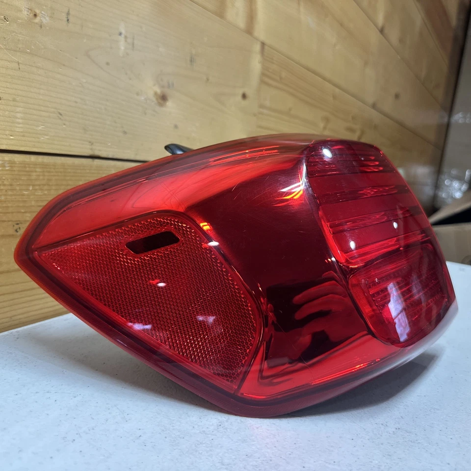 Driver Left Tail Light 2016-2018 Kia Sedona - Image 2 of 4