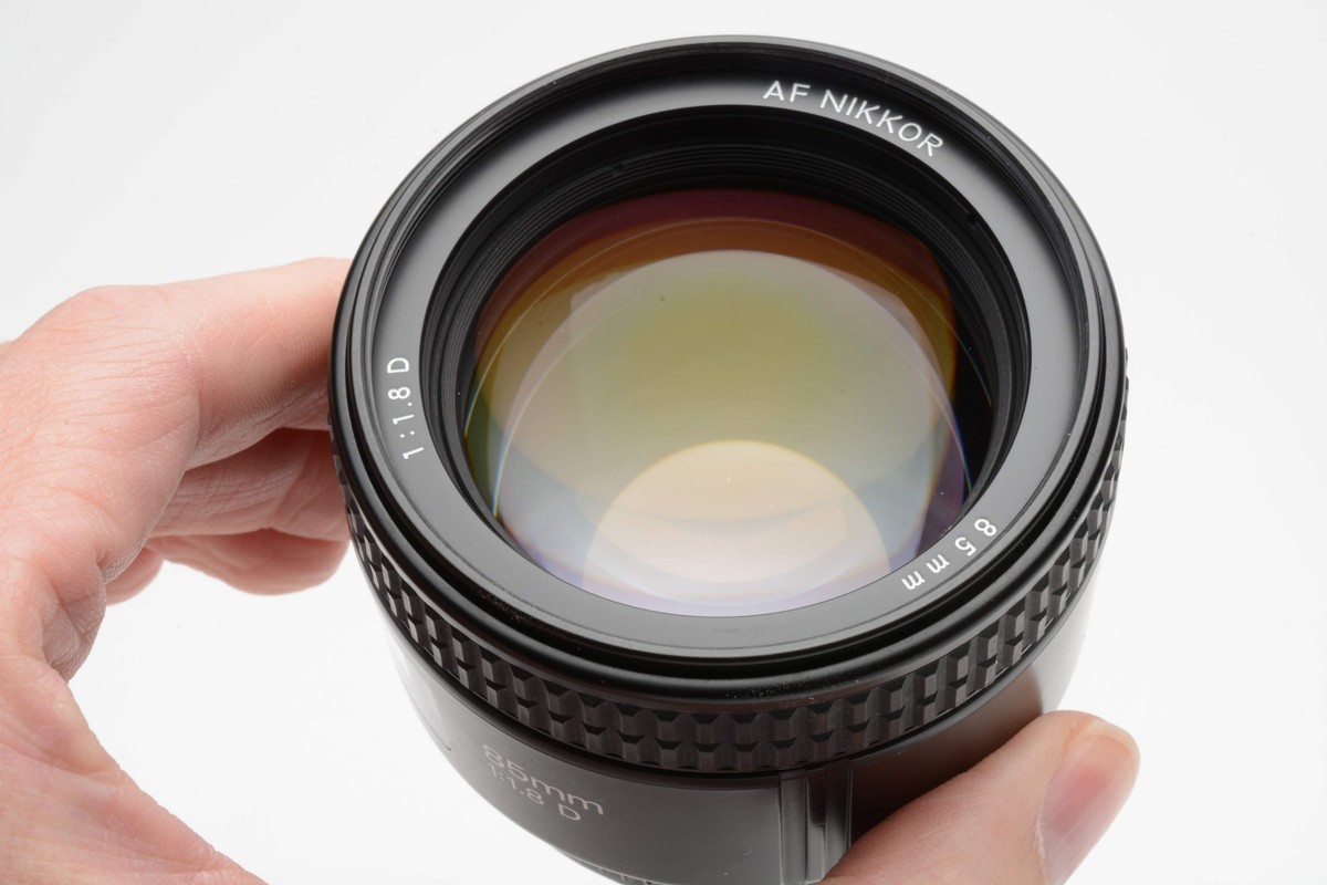 Nikon AF Nikkor 85mm F1.8D portrait lens, caps, clean and