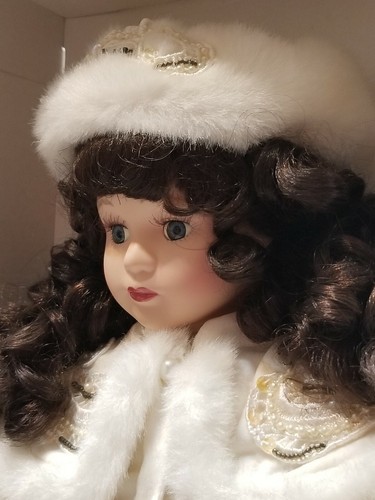 VINTAGE VICTORIAN PRIMROSE COLLLECTION GENUINE PORCELAIN DOLL 16.5" BENDABLE - Picture 4 of 10
