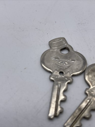 Two Vintage AMERICAN TOURISTER Luggage Suitcase Keys with Smiling Bell Hop Boy - Picture 8 of 10