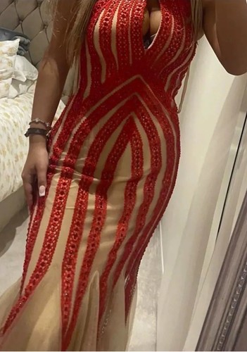 FOREVER UNIQUE RED/NUDE stunning gown with CRYSTALS in a size 6 EX condition - Picture 2 of 5