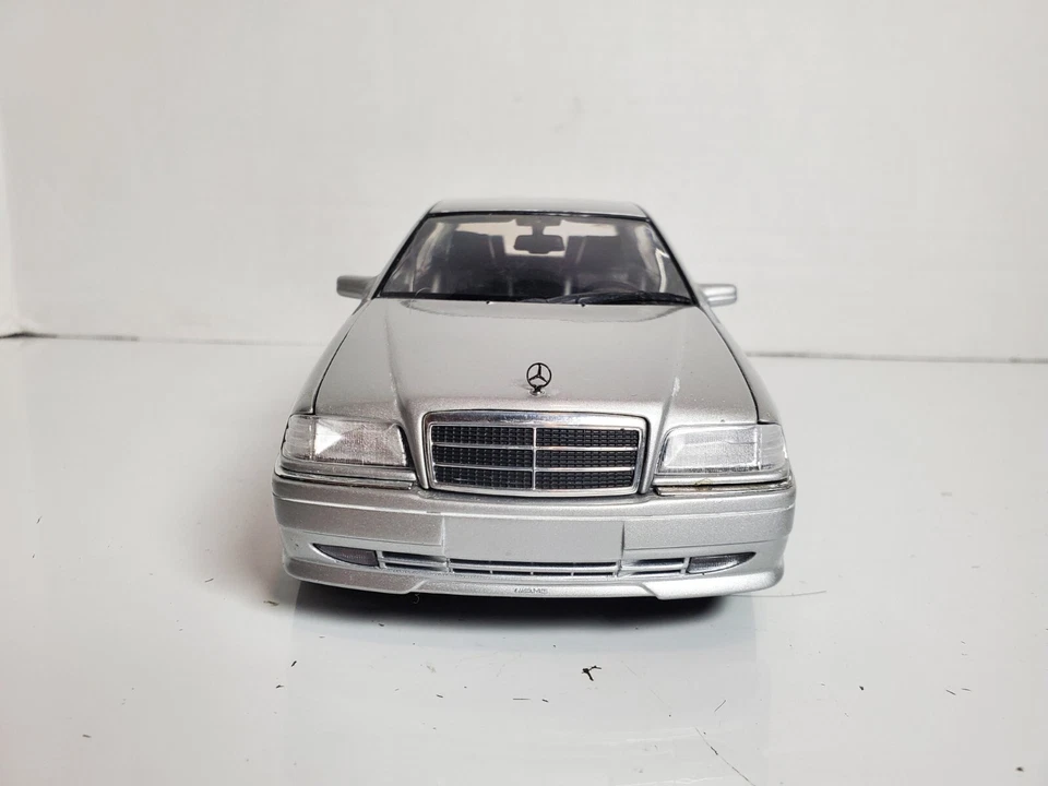 Mercedes-Benz W202 C36 AMG sedán plateado UT modelo diecast escala 1/18 usado Foto 3 de 4