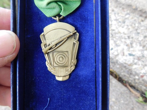 1945 FLINT MICHIGAN SPRING SHOOTING TOURNAMENT SHARPSHOOTER MEDAL - Picture 3 of 5