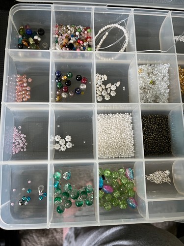 Plastic Storage Box with Assorted Tiny Beads+ 32 Compartments Pre-Owned - Imagen 6 de 6