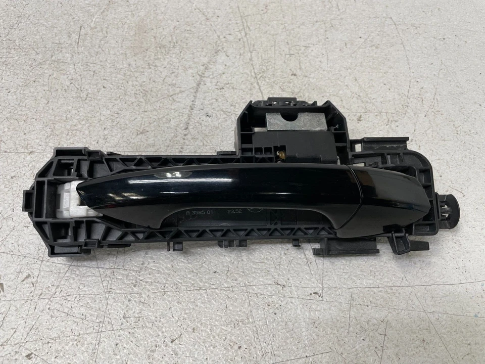 Manija de puerta de pasajero delantera derecha negra 1352 OEM Mercedes CLA45 AMG W117 14-18 Foto 2 de 4