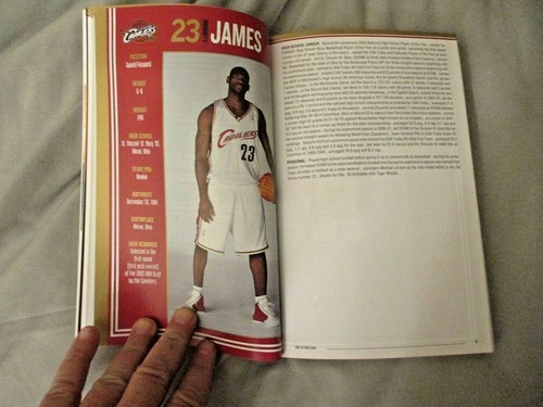 2003-04 CLEVELAND CAVALIERS MEDIA GUIDE Yearbook LEBRON JAMES ROOKIE 2004 AD - Picture 2 of 12
