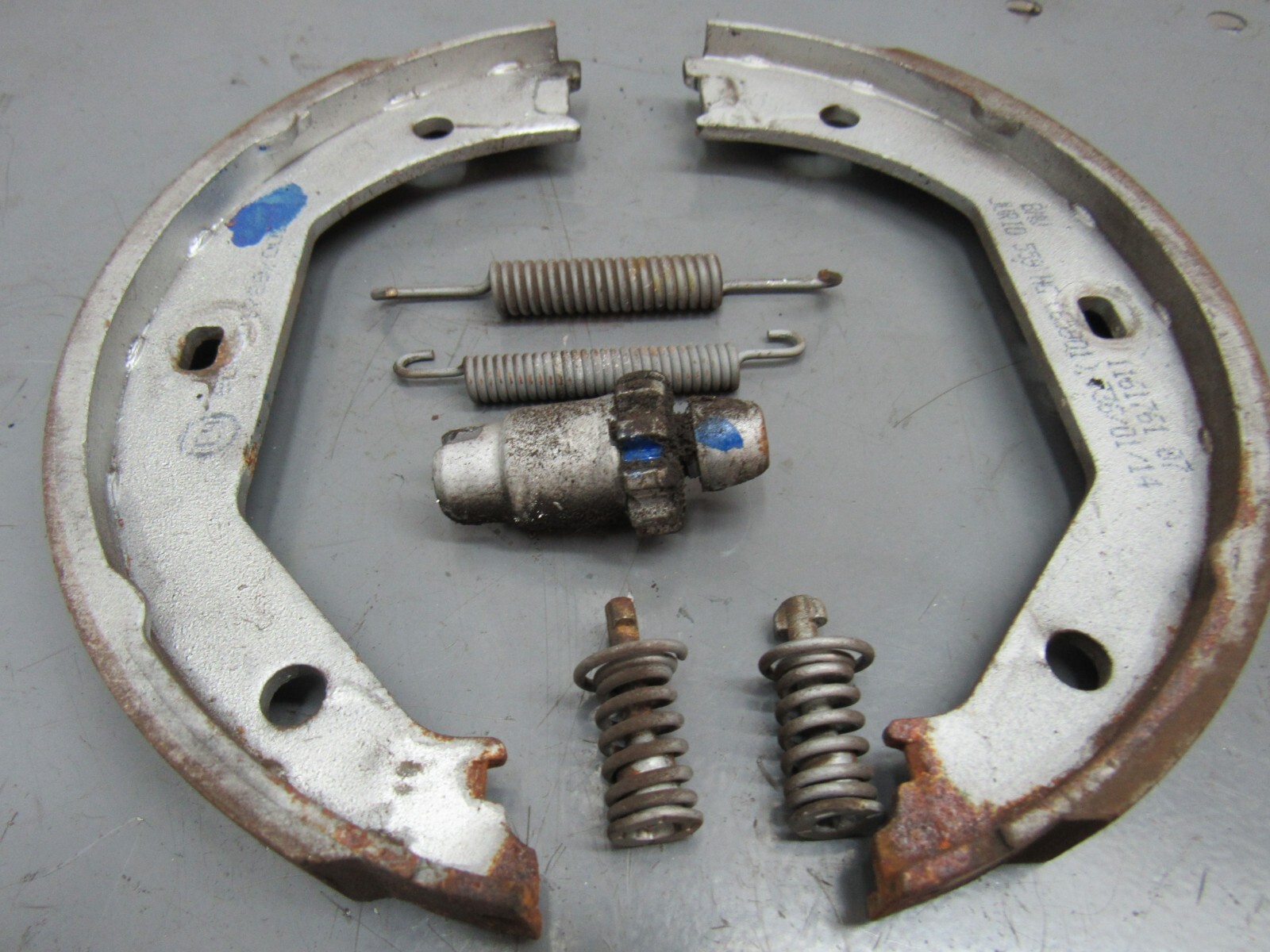 12-15 BMW E84 X1 Set of 4 Rear Brake Shoes 1161761 OEM for sale 