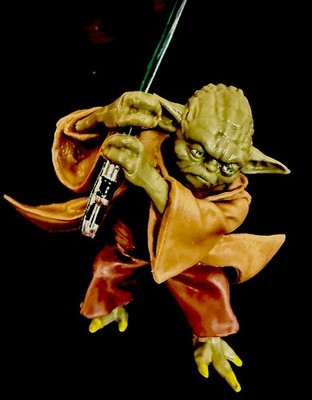 Star Wars Yoda Figur mit Lichtschwert + Standfuß Sammlerfigur Neu