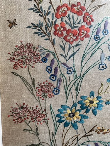 Quadro vintage con cornice ricamo crewel fiori selvatici punta ago, 22 pollici, 1964 - Foto 8 di 20