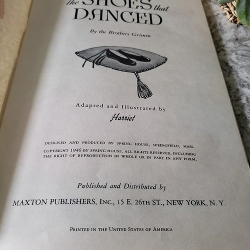 The SHOES That DANCED by the Brothers Grimm, Copyright 1946 Hardback Book - Foto 10 di 14