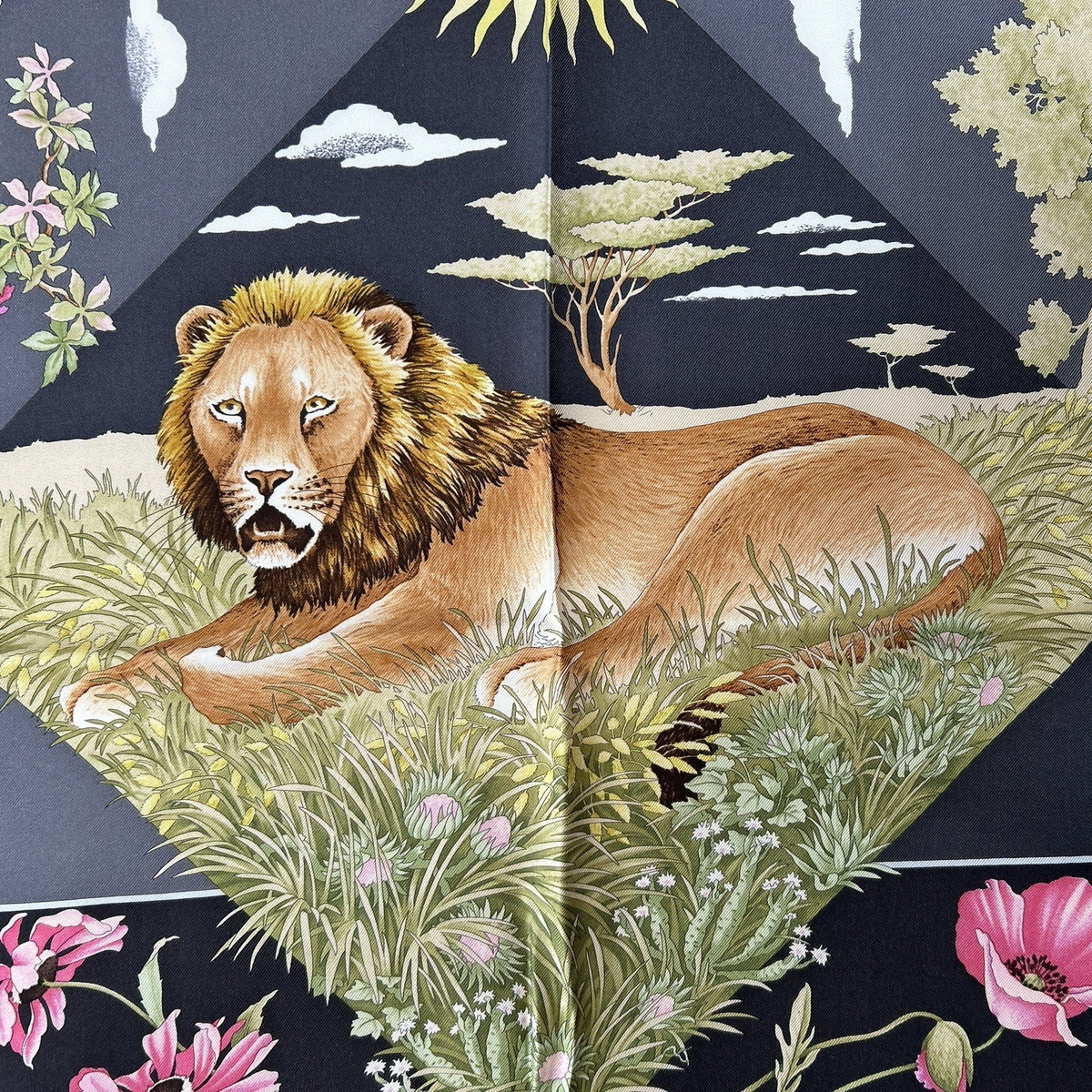 フェラガモ スカーフ フラワー柄 aq11097 Salvatore Ferragamo Animal & Floral Print Silk Scarf w/Box