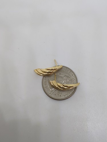 Vintage 14k Yellow Gold Ribbed Stud Earrings - Picture 5 of 6