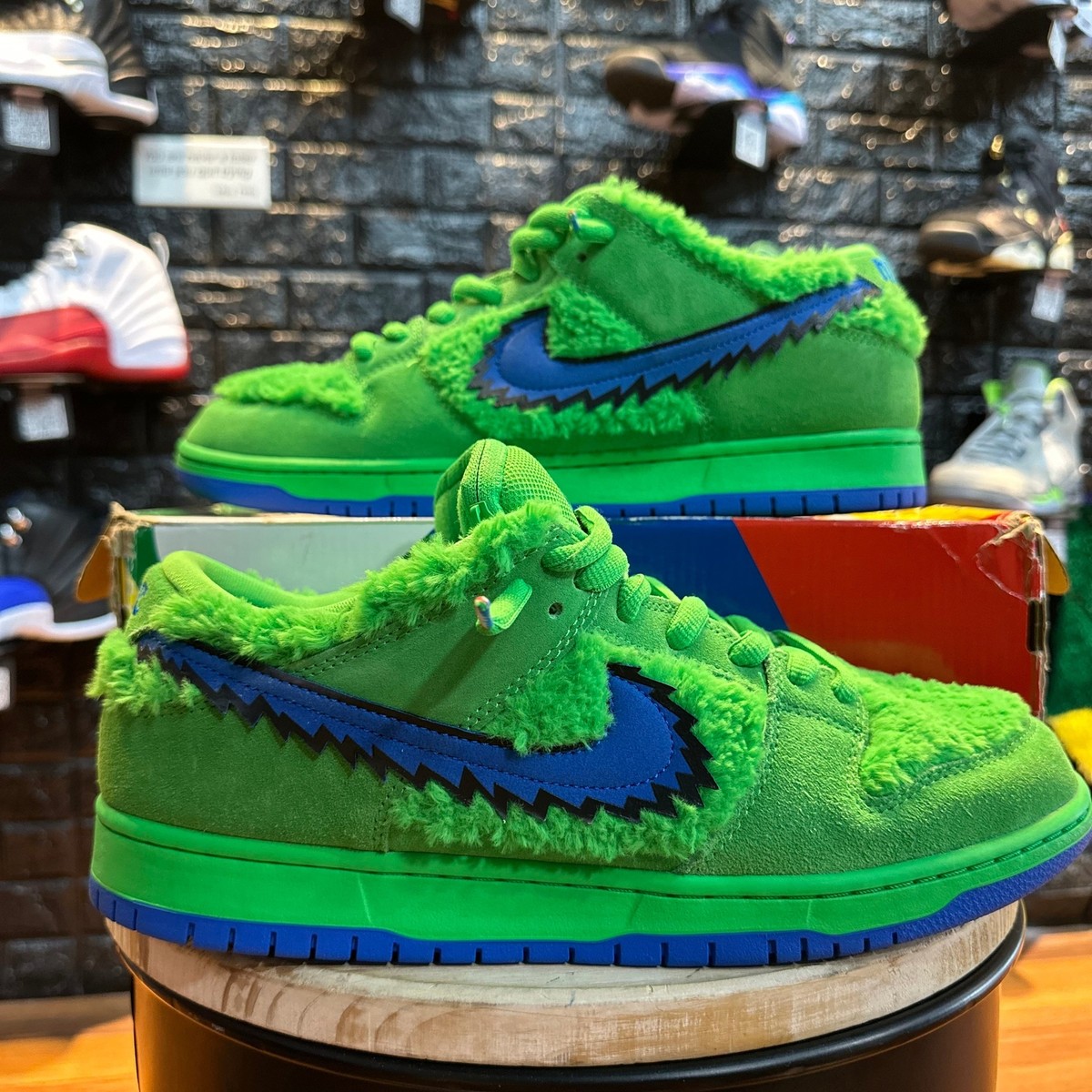 SB Dunk Low Grateful Dead Bears Green - Gently Enjoyed (Used SB Dunk Low Grateful Dead Bears Green - Gently Enjoyed (Used