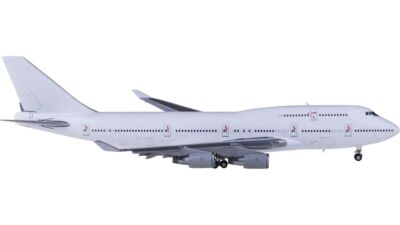 1:400 JC Wings BOEING 747-400 GE Engine Flap Down Blank Airplane