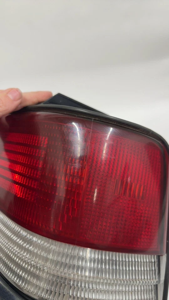 Внешний задний фонарь в сборе 1992-95 Plymouth Acclaim для правосторонней стойки (монтируется на четверть панели) - Изображение 2 из 4