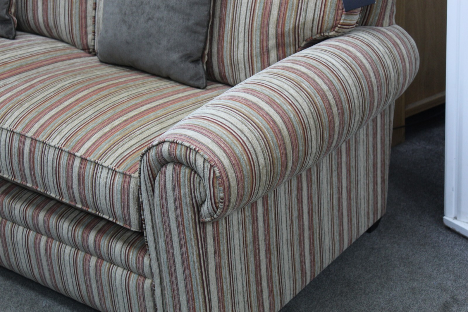 PARKER KNOLL AMERSHAM LARGE 2 SEATER SOFA IN BASLOW STRIPE GOLD FABRIC