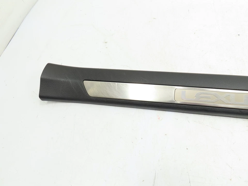 Tapicería Lexus NX200t NX300, panel de desgaste del umbral de la puerta, delantero derecho negro 67910-78020 Foto 2 de 3