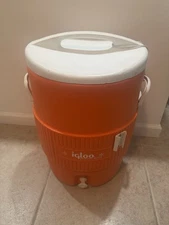 Huge Igloo 10-Gallon Drinking Water Jug Beverage Cooler Ice-Cold With Handles