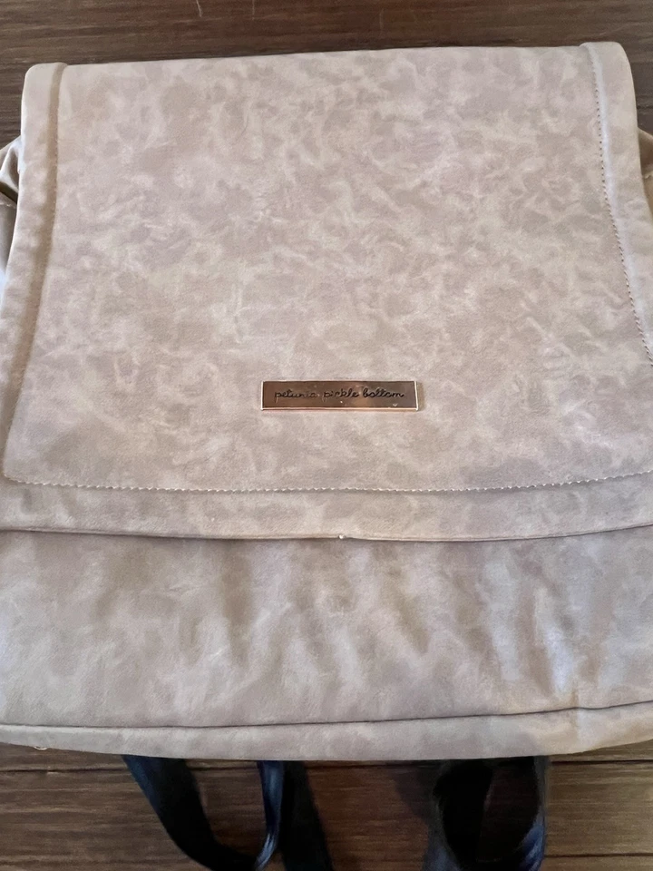 Mochila cuadrada con fondo de pepinillo Petunia en cuero sintético mate rosa polvoriento Foto 3 de 4