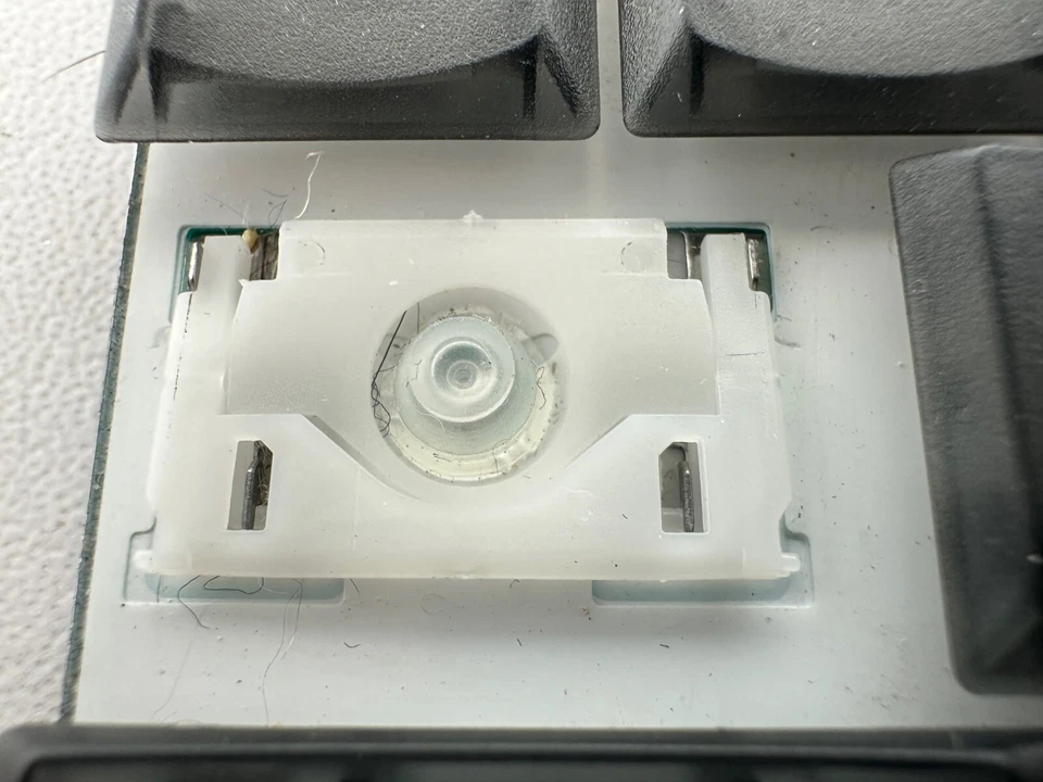 Apple PowerBook G4 A1025 15" Original Keyboard Replacement Part - 1 BROKEN CLIP - Image 3 of 4