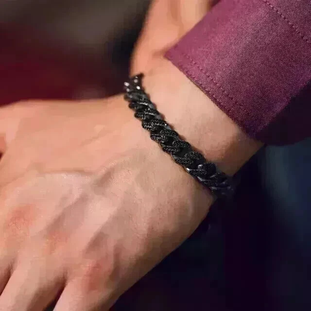 Brazalete de eslabones cubanos de diamantes negros creados en laboratorio de 10 quilates para hombre enchapado en oro negro de 14 quilates Foto 4 de 4