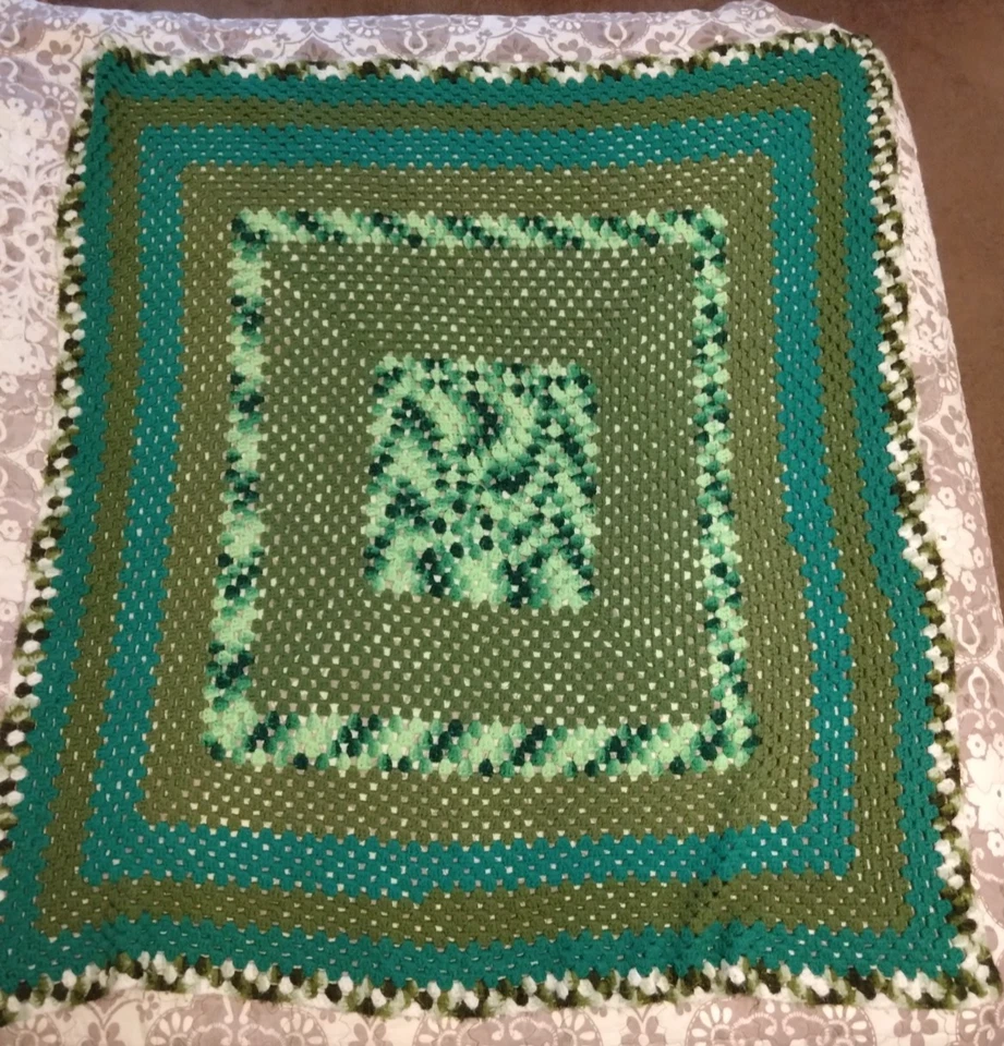 Manta afgana hecha a mano de 48"x52" de ganchillo verde Foto 3 de 4