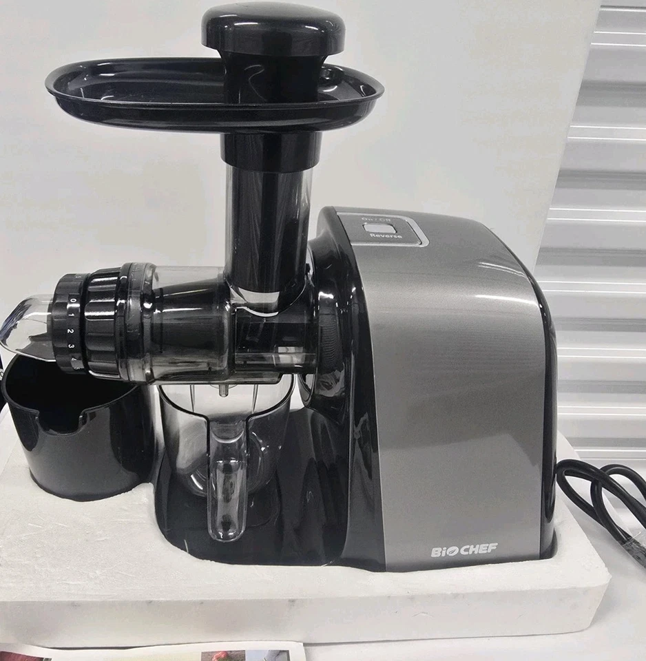 Exprimidor compacto BioChef Cold Press Axis frutas verduras plateado excelente_plateado Foto 3 de 4