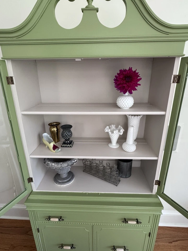 Gabinete de China acabado con puertas delanteras de vidrio, un cajón y gabinete debajo. Foto 4 de 4