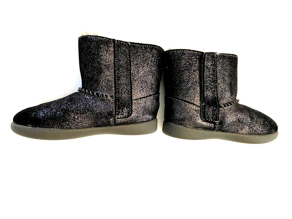 Bota UGG para niños pequeños talla 8 1123351T Keelan negra brillante Foto 2 de 4