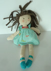 P1. DOUDOU Moulin Roty Poupée fille robe bleu rose oiseau cheveux marron 22c TBE