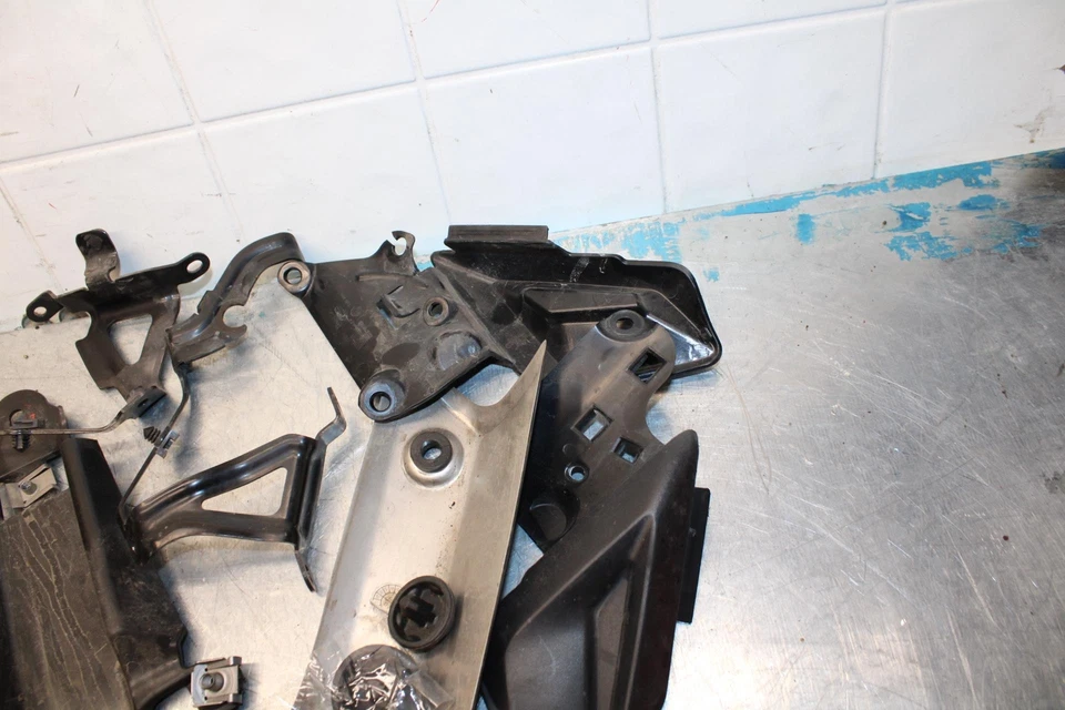 14-15 TRIUMPH STREET TRIPLE R SOPORTE IZQUIERDO MONTAJE BB441 Foto 4 de 4