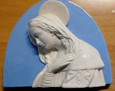 Bassorilievo di Madonna in porcellana bianca fondo azzurro