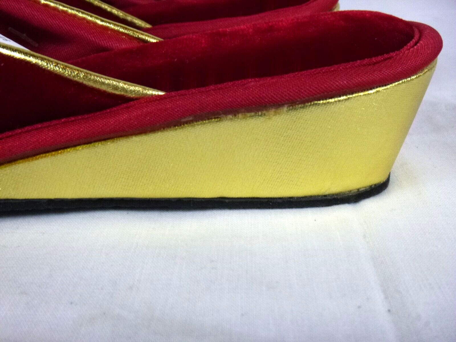 PANTOFOLA D’ORO NOS Vintage Sears Deep Red Velvet con accenti oro metallizzato ciabatte slide taglia 8B