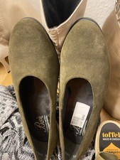 Pumps aus Wildleder in Olivgrün 38