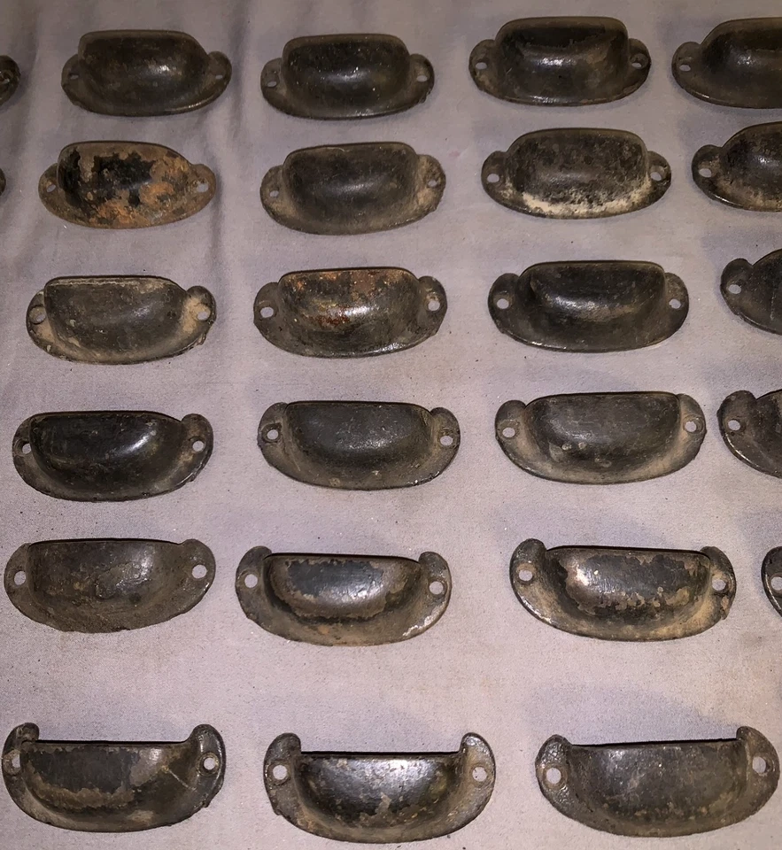 Gran juego de 30 tiradores antiguos de gabinete de contenedor de hierro fundido Foto 2 de 3