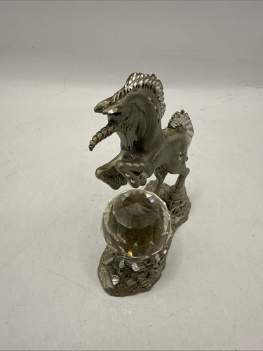 Statuina unicorno carino vintage in peltro che si alza sopra sfera di cristallo - Foto 4 di 6