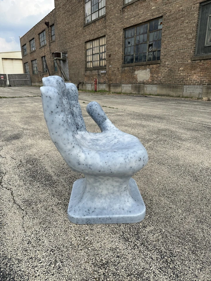 Silla con forma de mano derecha de granito dálmata blanco y negro 32" adulto años 70 iCarly Foto 3 de 4