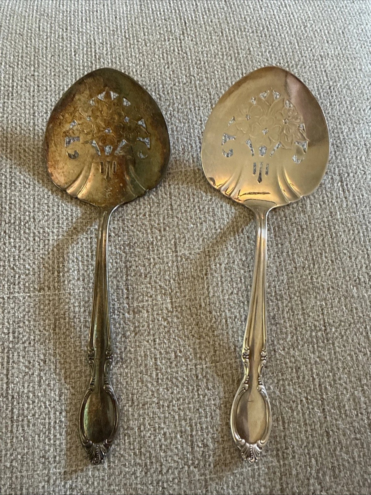VTG WM Rogers Silverplate Pierced Tomato Serving Spoon Slotted 8.5” Set Of 2