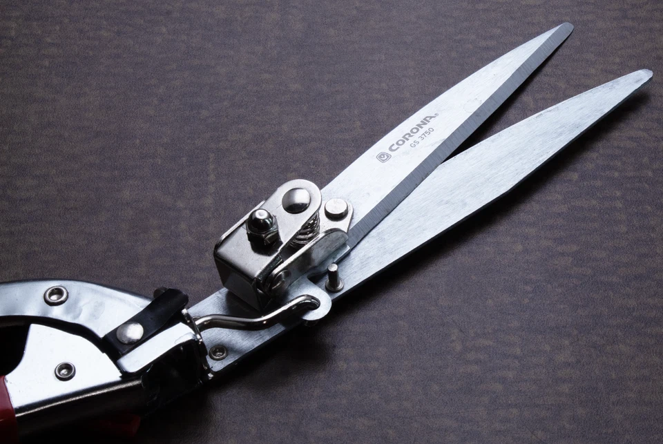 Corona - Tijeras de césped giratorias con mango rojo de fácil agarre - Modelo # GS3750 Foto 3 de 3