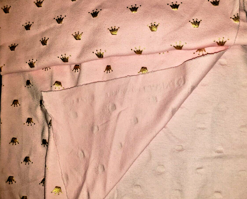 Jersey de tela de algodón rosa con coronas doradas - 36" x 24" - Imagen 2 de 4