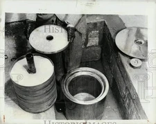 1949 Press Photo British inventor of the "Aspatron," Robert Barker in London.