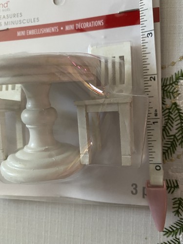 ASHLAND CHRISTMAS TINY TREASURES TAVOLO DA PRANZO E SEDIE 3 PZ CASA DELLE BAMBOLE MINIATURA - Foto 9 di 9