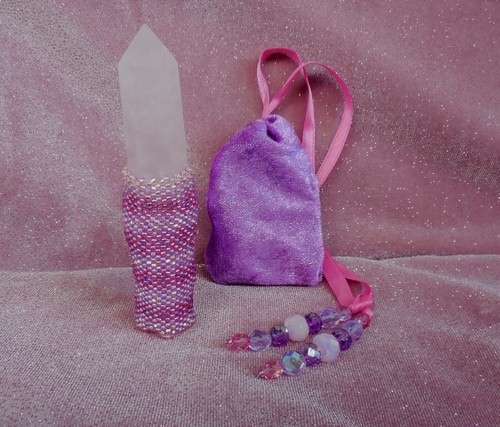 Rose Quartz Crystal Point Beaded Wand in Pink Lavender Fuchsia Wiccan Magick - 第 1/7 張圖片